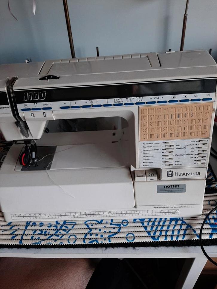 Husqvarna Naaimachine met veel steken en cassettes, Hobby en Vrije tijd, Naaimachines en Toebehoren, Gebruikt, Naaimachine, Husqvarna