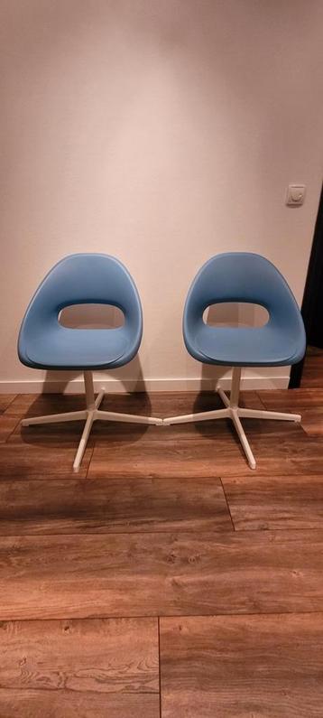2 Blauwe kunststof stoeltjes met draaibaar zitgedeelte.