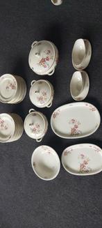 12 delig porseleinen servies, Antiek en Kunst, Antiek | Servies compleet, Ophalen of Verzenden