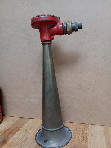 Antieke  koperen scheepstoeter "Tyfon" beschikbaar voor biedingen