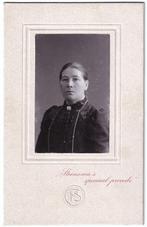 Kabinetfoto Portret Vrouw Jurk - Foto Steensma Amsterdam, Verzamelen, Gebruikt, Foto, Ophalen of Verzenden, Voor 1940