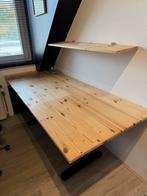 Houten bureau met zwart stalen onderstel incl wandplank, Huis en Inrichting, Bureaus, Ophalen, Zo goed als nieuw