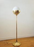 Messing vloerlamp en opaline glas van Vereinigte Werkstätten, Gebruikt, Mid Century Modern, Vintage design, Ophalen of Verzenden