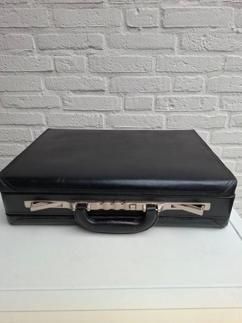 Zwarte Attachekoffer met Slot. Kofferslot zwart met indeling, Antiek en Kunst, Antiek | Kantoor en Zakelijk, Ophalen of Verzenden