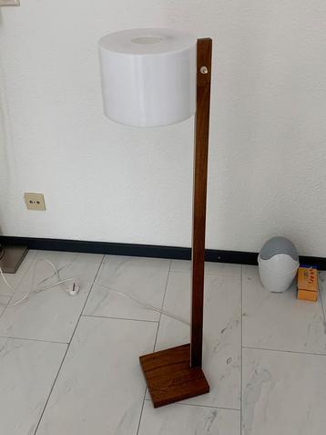 Vintage staande lamp beschikbaar voor biedingen