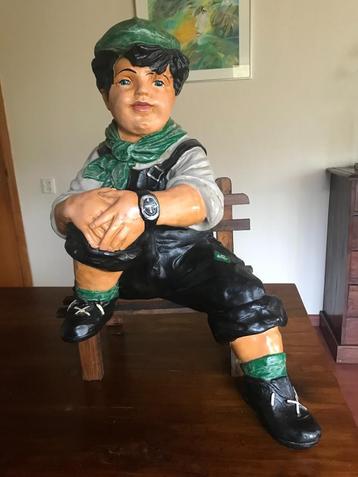 zittend jongetje beschikbaar voor biedingen