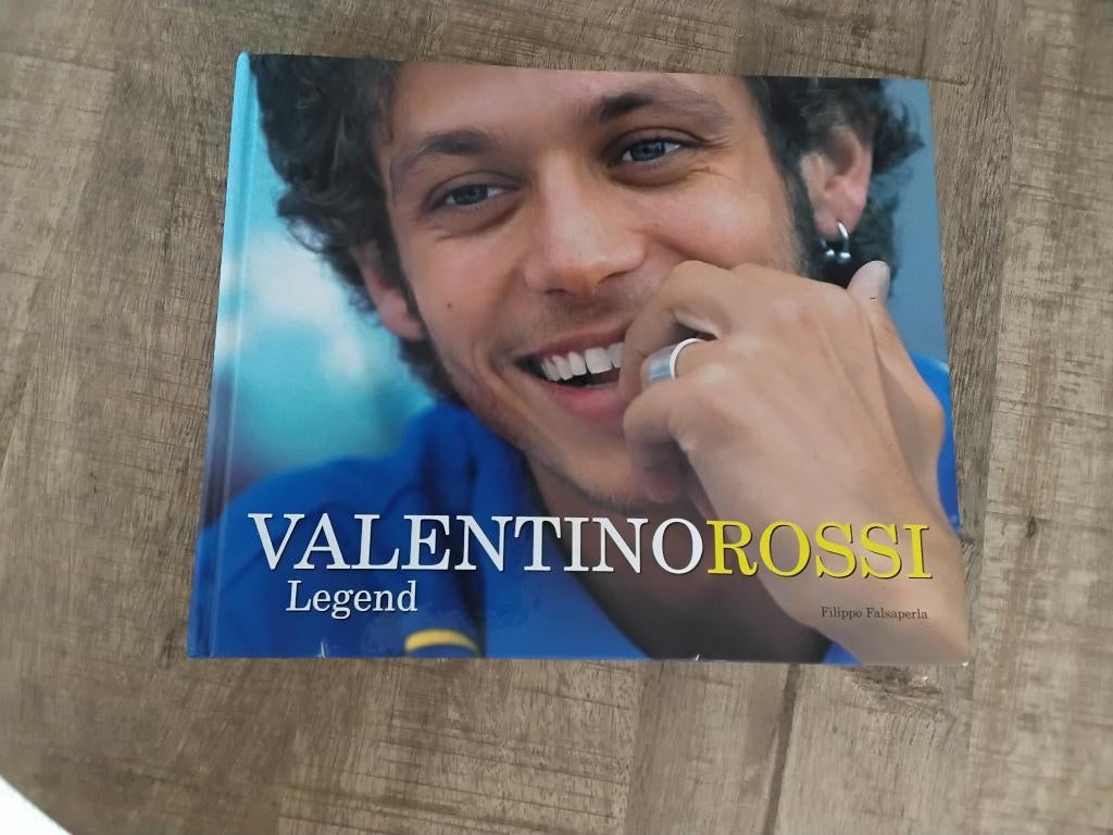 Valentino Rossi boek the legend , tt assen, Ophalen of Verzenden, Zo goed als nieuw, Motoren