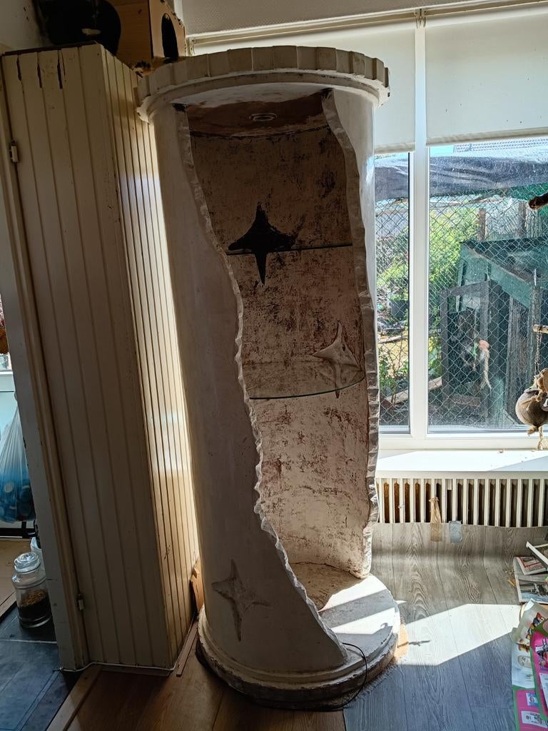 Zware gemarmerde vitrinekast met glazen planken, Ophalen, Met plank(en), Gebruikt, Modern, Robuust, Uniek