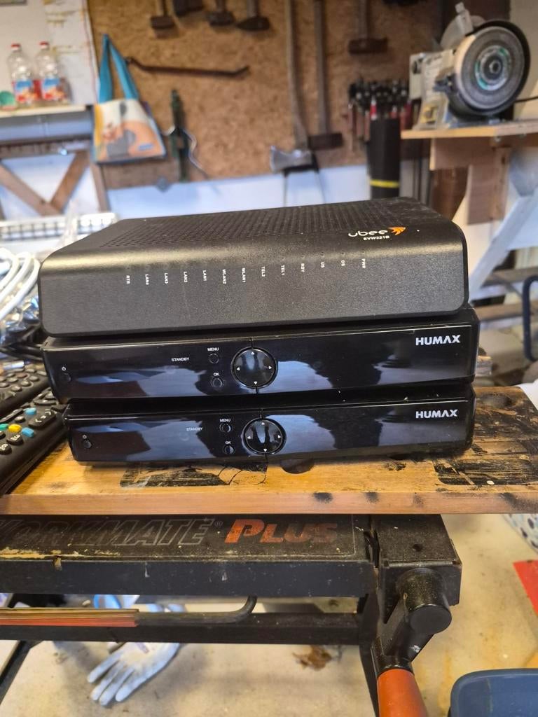 Humax Decoders en Ubee Modem met Afstandsbedieningen, Ophalen of Verzenden, Gebruikt, Decoder