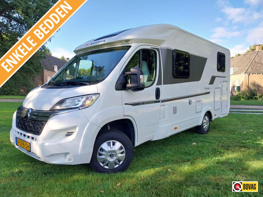 Jonge compacte Adria Compact SL met lengte 660 cm en solair!, Caravans en Kamperen, Campers, Niet ingevuld, Ringverwarming, Tot en met 3