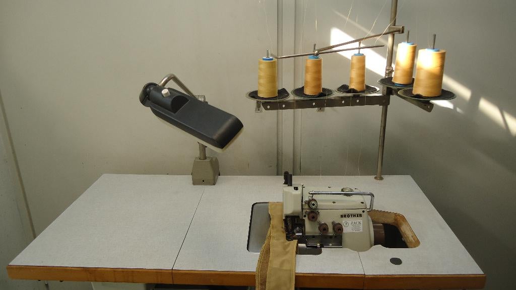 Industrie Lockmachine Brother  5 draads, Hobby en Vrije tijd, Naaimachines en Toebehoren, Gebruikt, Naaimachine, Brother, Industrieel