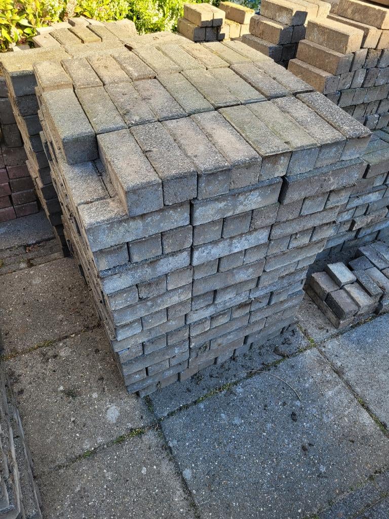 Gratis af te halen: blauw/grijze waaltjes, Tuin en Terras, Tegels en Klinkers, Ophalen, Gebruikt, Beton, Klinkers