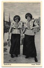 Spakenburg Jonge Meisjes Ongelopen Ansichtkaart (B584 ), Verzenden, 1940 tot 1960, Gelopen