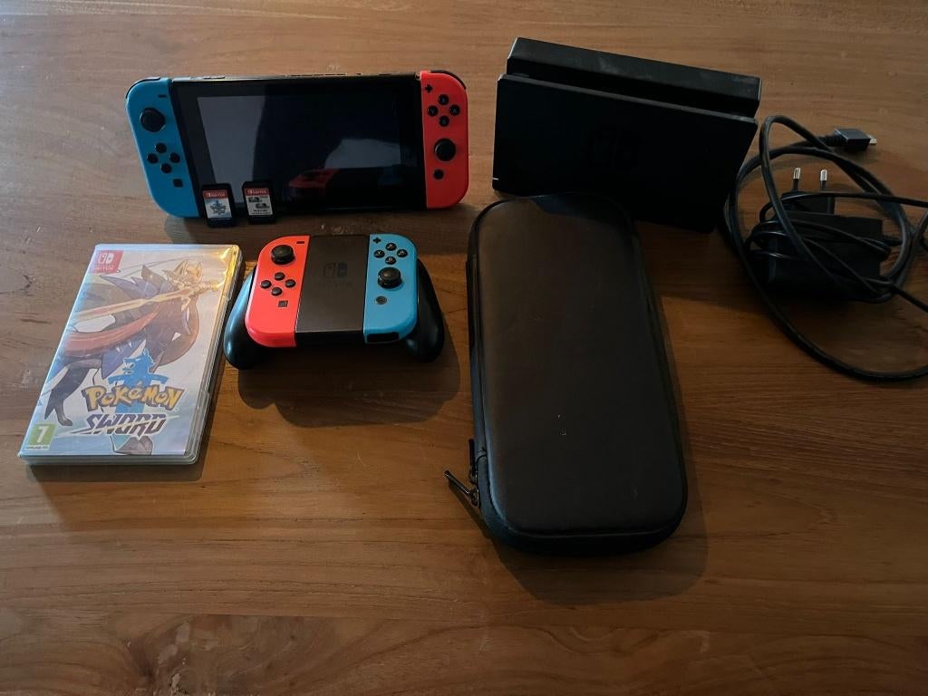 Nintendo Switch Gen1, Spelcomputers en Games, Gebruikt, Verzenden, Met 2 controllers, Met harde schijf