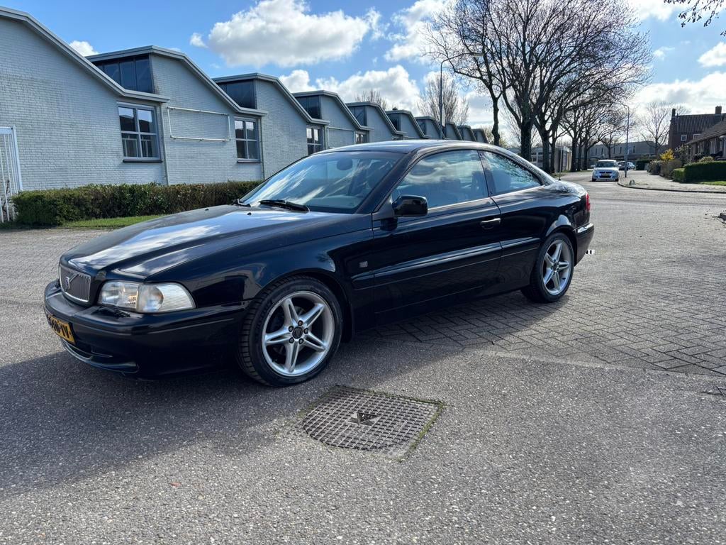 Volvo C70 2.0 T 163PK 2000 Zwart, Voorwielaandrijving, C70, 4 stoelen, 75 €/maand