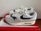 Nike Air Max 1 Light Bone Iron Grey - 42,5, Kleding | Heren, Schoenen, Ophalen of Verzenden, Nieuw, Overige kleuren, Sneakers of Gympen