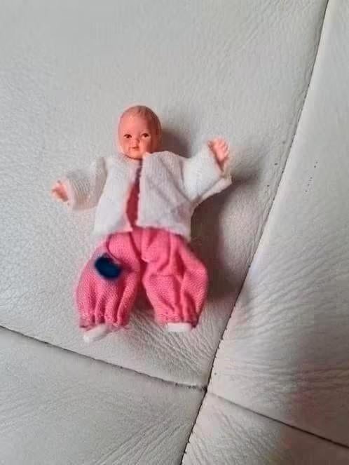 poppenhuis miniaturen caco popje baby nr 15, Ophalen of Verzenden, Zo goed als nieuw, Poppenhuis