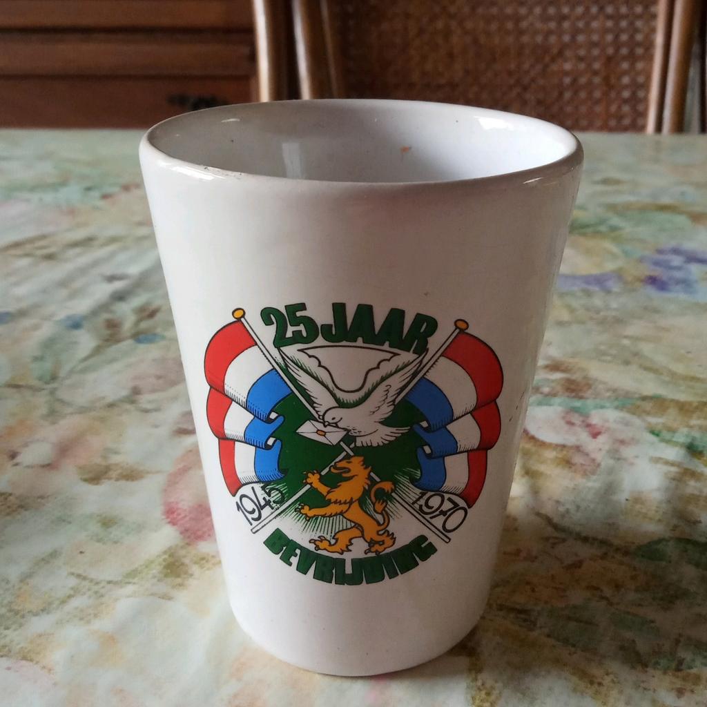 Porseleinen beker tgv 25 jaar bevrijding 45-70, Ophalen of Verzenden