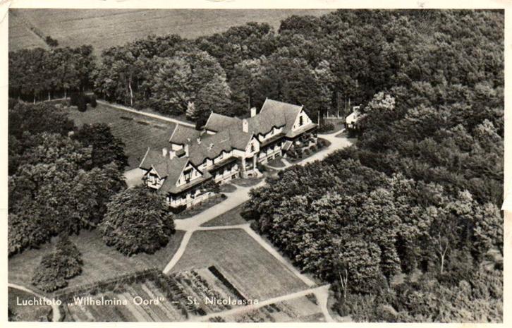 Luchtfoto Wilhelmina Oord - St. Nicolaasga - 1954 gelopen, Verzamelen, Ansichtkaarten | Nederland, Ongelopen, Gelderland, Voor 1920