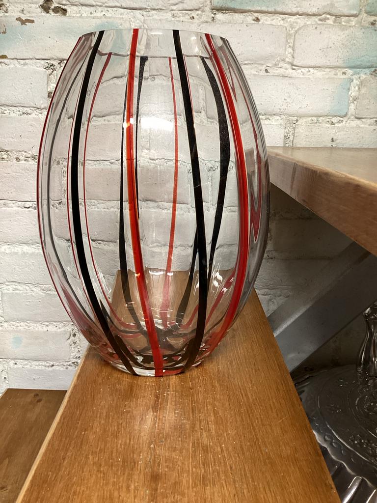 Glazen vaas met zwart-rode strepen, Huis en Inrichting, Woonaccessoires | Vazen, Ophalen of Verzenden, Minder dan 50 cm, Rood
