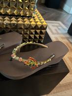 Uzurii Slippers met sleehak en decoratie, Slippers, Bruin, Nieuw, Ophalen of Verzenden