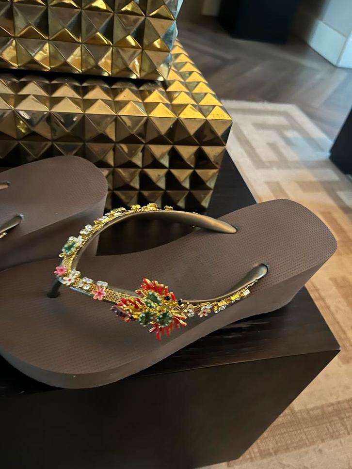 Uzurii Slippers met sleehak en decoratie, Kleding | Dames, Schoenen, Nieuw, Slippers, Bruin, Ophalen of Verzenden