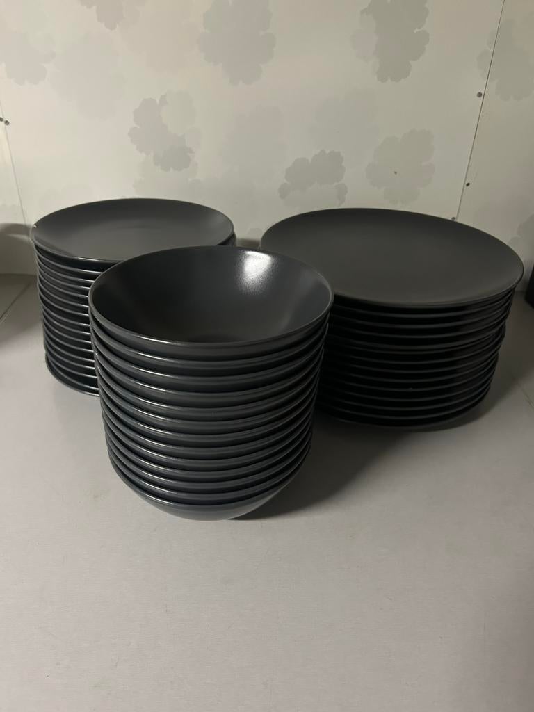 IKEA donkergrijs serviesset, Gebruikt, Ophalen of Verzenden, Bord(en), Overige stijlen