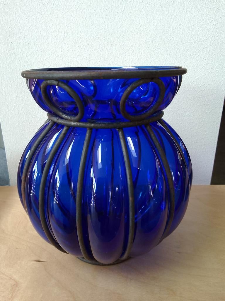 Kobaltblauwe glazen kandelaar met metalen frame, vintage, Huis en Inrichting, Gebruikt, Blauw, Ophalen of Verzenden, Metaal