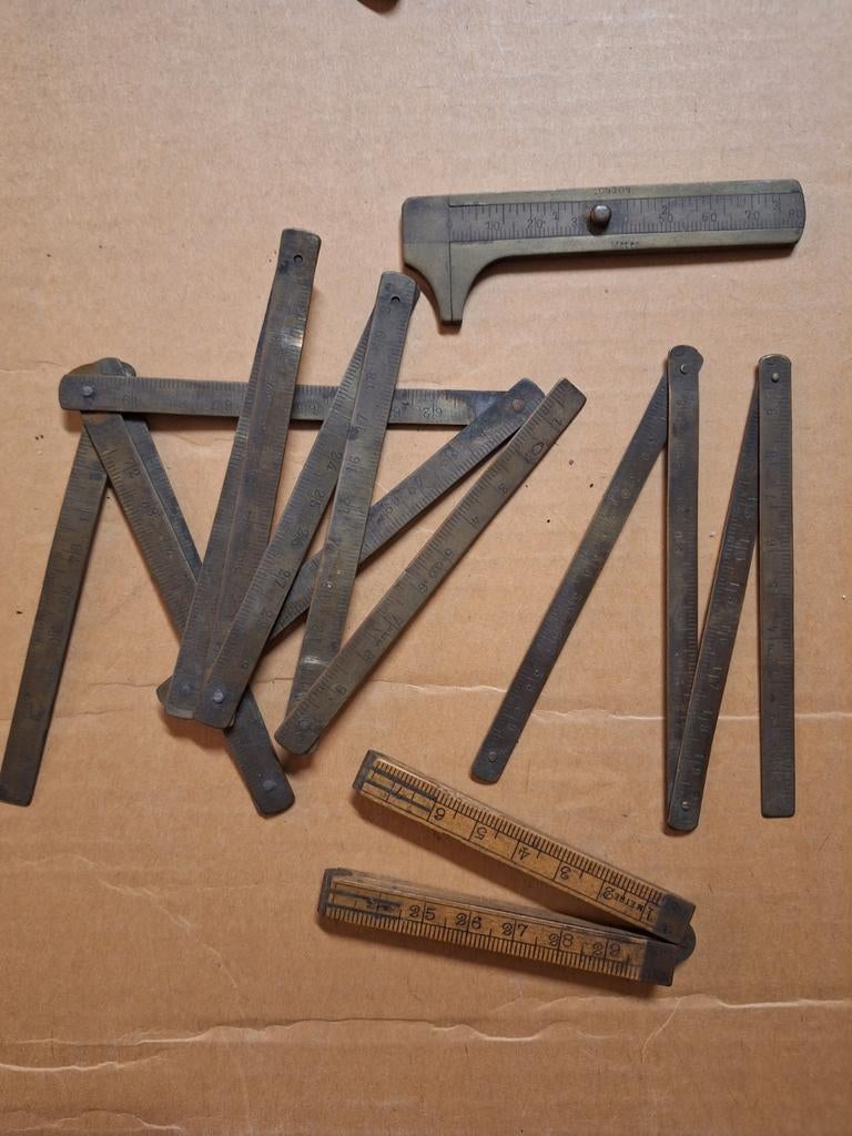 Lot oude meetinstrumenten: vouwmeters en schuifmaat, Antiek en Kunst, Antiek | Gereedschap en Instrumenten, Ophalen of Verzenden