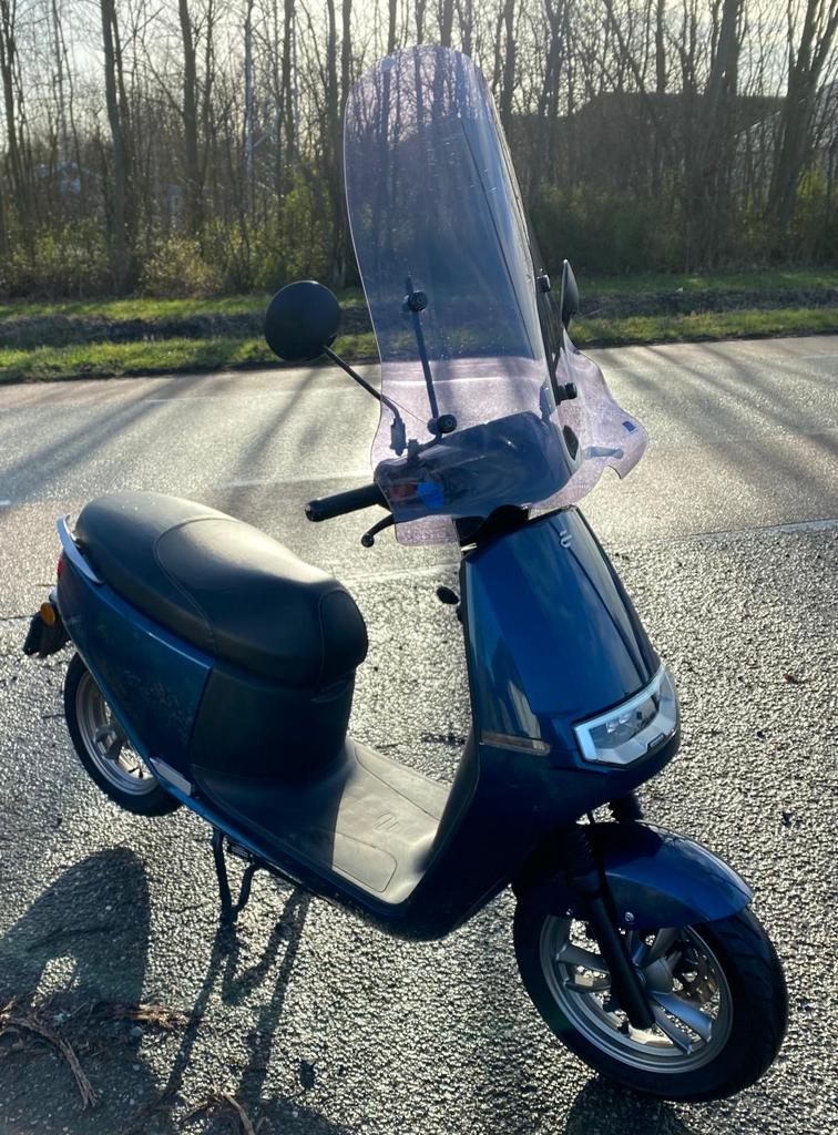 Blauwe scooter met windscherm, Ophalen, Gebruikt, Overige typen, Overige merken