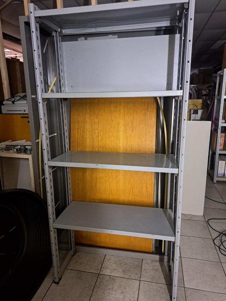 IJzeren stellingkast, Ophalen