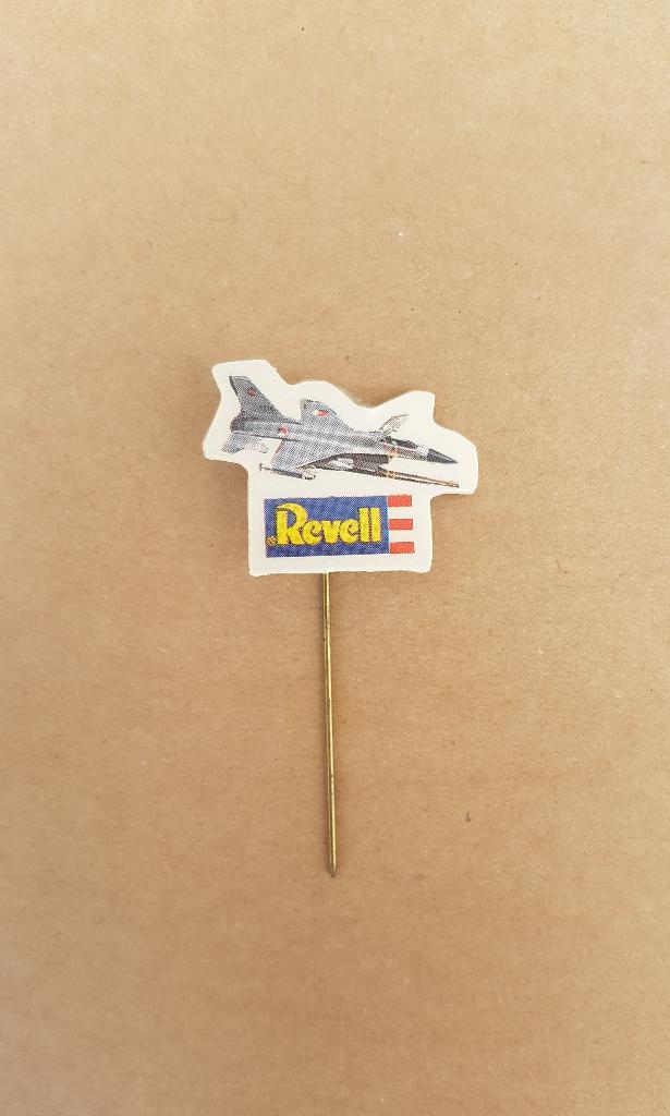 Speldje/pin Revell - straaljager F16, Ophalen of Verzenden, Gebruikt, Transport, Speldje of Pin