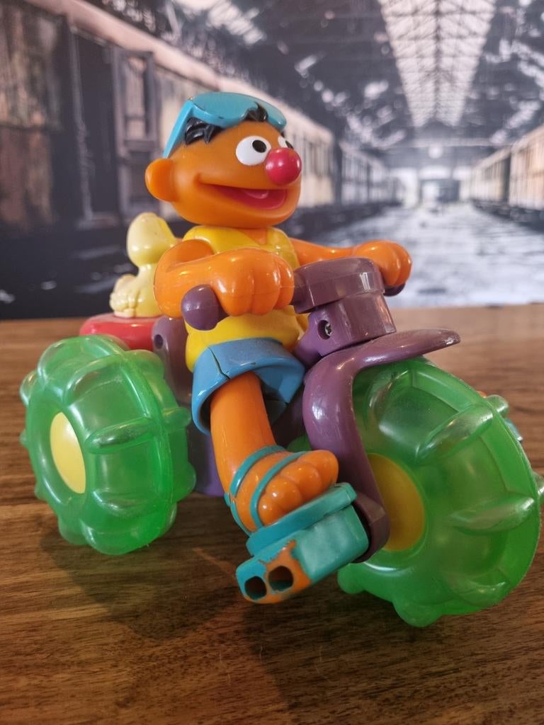 Vintage Sesamstraat Ernie op driewieler met badeendje, Ophalen of Verzenden, Gebruikt