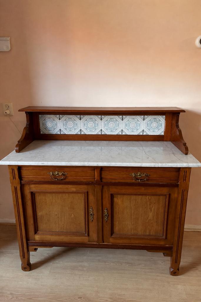 Antieke houten kast met marmeren blad en draaibare spiegel, Ophalen, 25 tot 50 cm