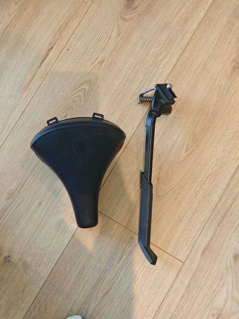 bicycle seat and bicycle fietszadel en een stevige fietsstan, Ophalen, Gebruikt, Zadel, Toerfiets