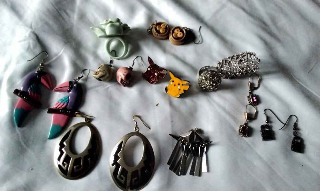 Partij Vintage oorbellen Pikachu Sushi Steen Papegaai Ringen, Overige materialen, Zo goed als nieuw, Zilver, Ophalen