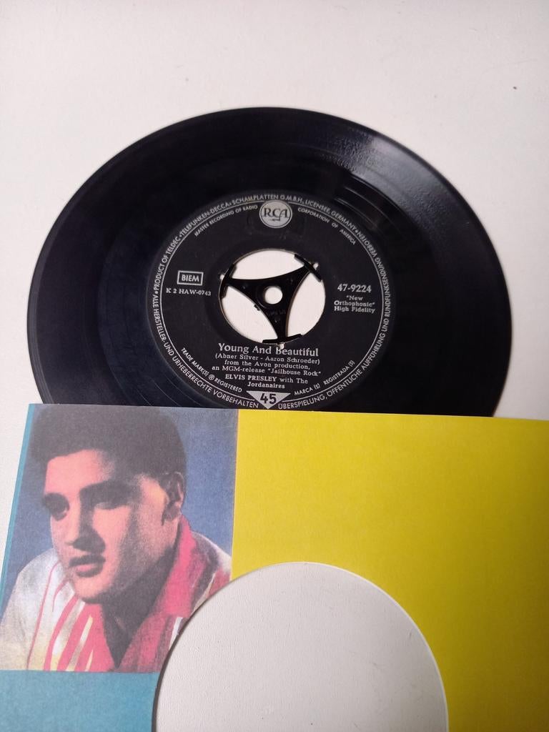 Elvis Presley  - Young and beautiful  / Lover doll, Ophalen of Verzenden, Zo goed als nieuw, Pop