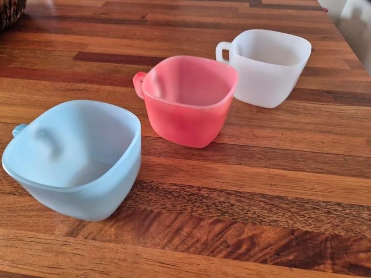 Set van 3 Arcopal mokken, Huis en Inrichting, Keuken | Tupperware, Gebruikt, Beker of Kan, Blauw, Wit, Rood, Ophalen of Verzenden