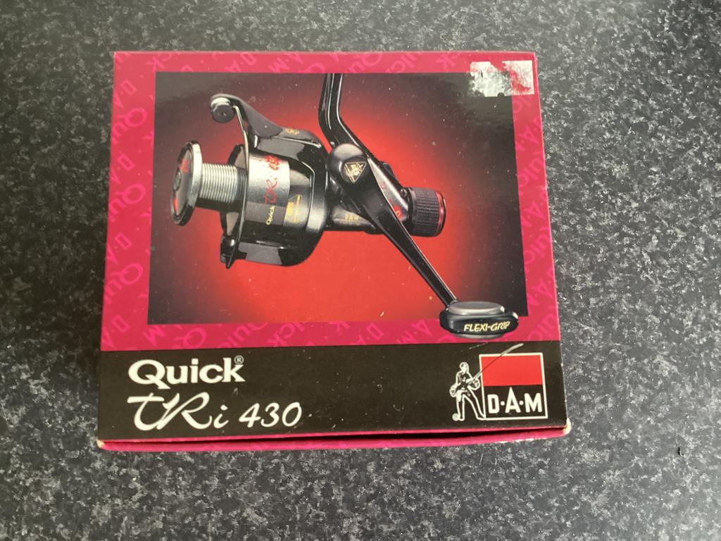 Vismolen D.A.M. Quick Tri 430 inclusief 3 spoelen Nieuw, Watersport en Boten, Hengelsport | Algemeen, Ophalen of Verzenden, Nieuw