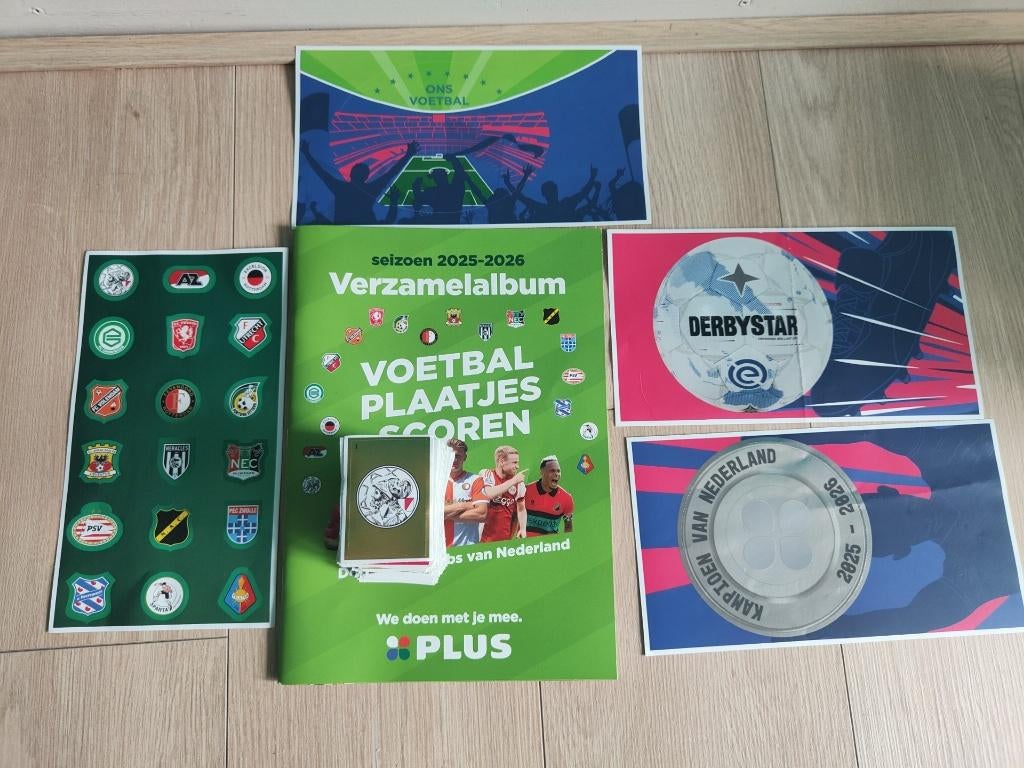 PLUS Voetbalplaatjes Scoren Verzamelalbum 2025-2026, Ophalen of Verzenden, Nieuw, Overige binnenlandse clubs, Poster, Plaatje of Sticker