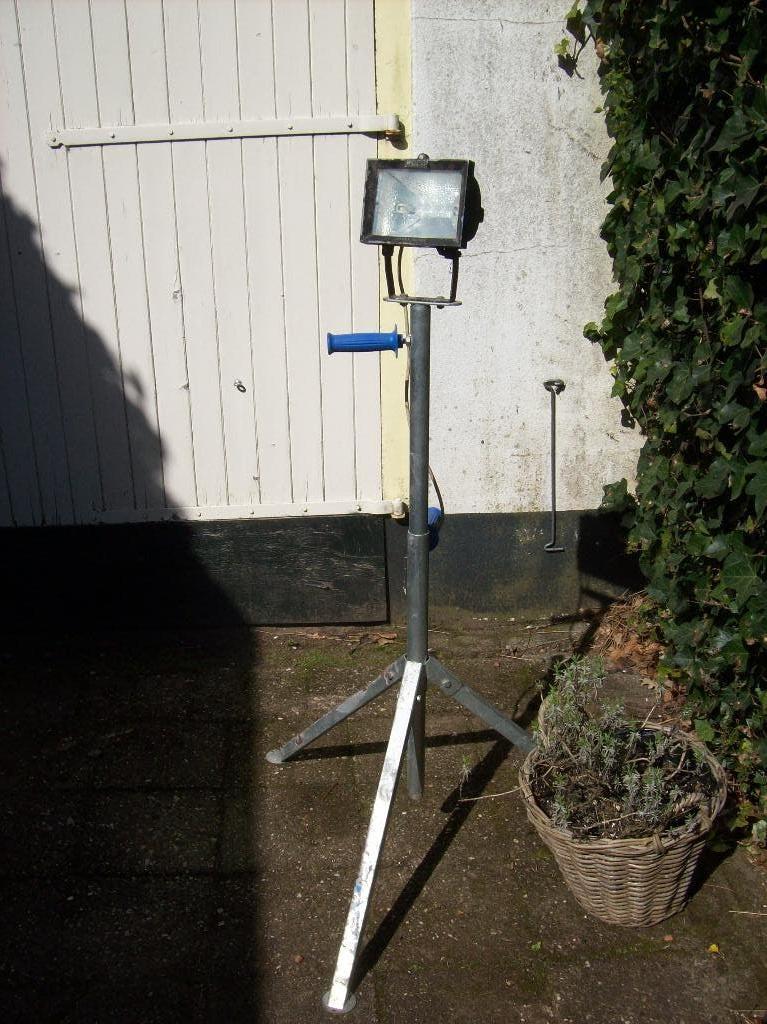 Bouwlamp op statief met splinternieuwe lamp., Gebruikt, Met statief, Ophalen of Verzenden, 200 tot 500 watt
