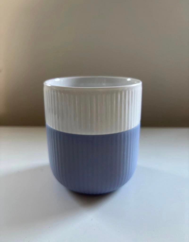 Mok Royal Copenhagen - Geribbeld design in paars en wit, Huis en Inrichting, Keuken | Servies, Ophalen of Verzenden, Zo goed als nieuw