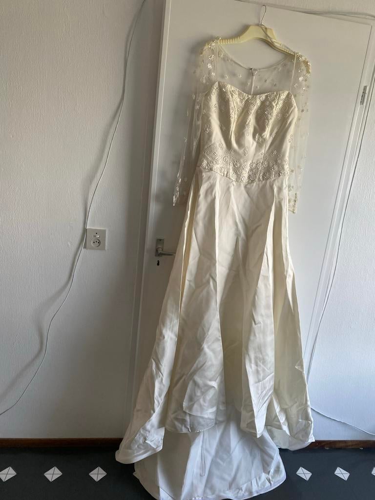 Elegante Ivoor Trouwjurk met Lange Mouwen en Kant, Kleding | Dames, Ophalen of Verzenden, Zo goed als nieuw, Overige kleuren, Trouwjurk