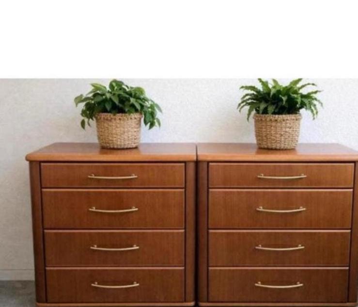 2 noten houten nachtkastjes, Ophalen, Kunststof, Minder dan 45 cm, Zo goed als nieuw