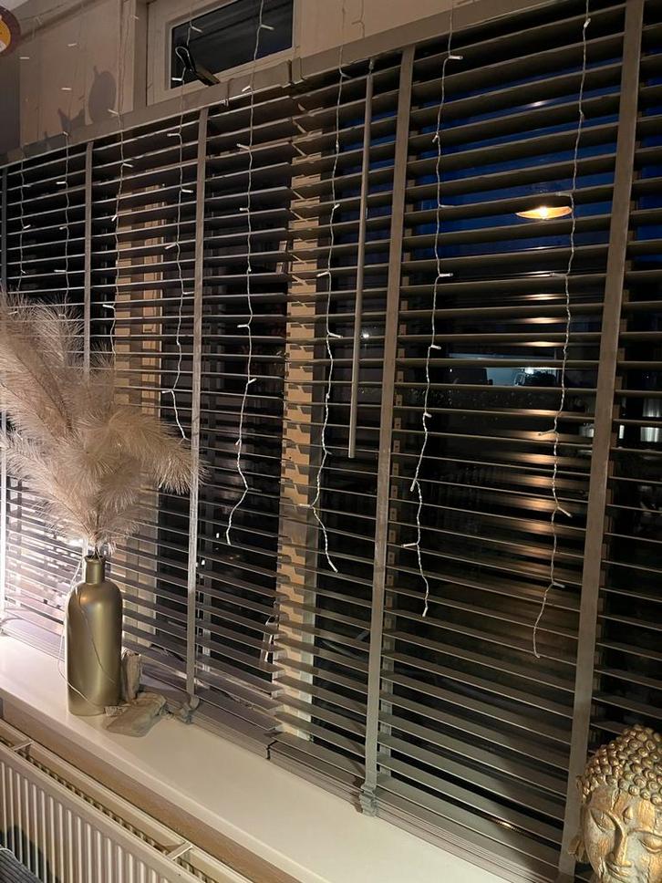 2 Grijze houten jaloezieën - 130 cm en 140 cm breed, Huis en Inrichting, Stoffering | Gordijnen en Lamellen, Zo goed als nieuw