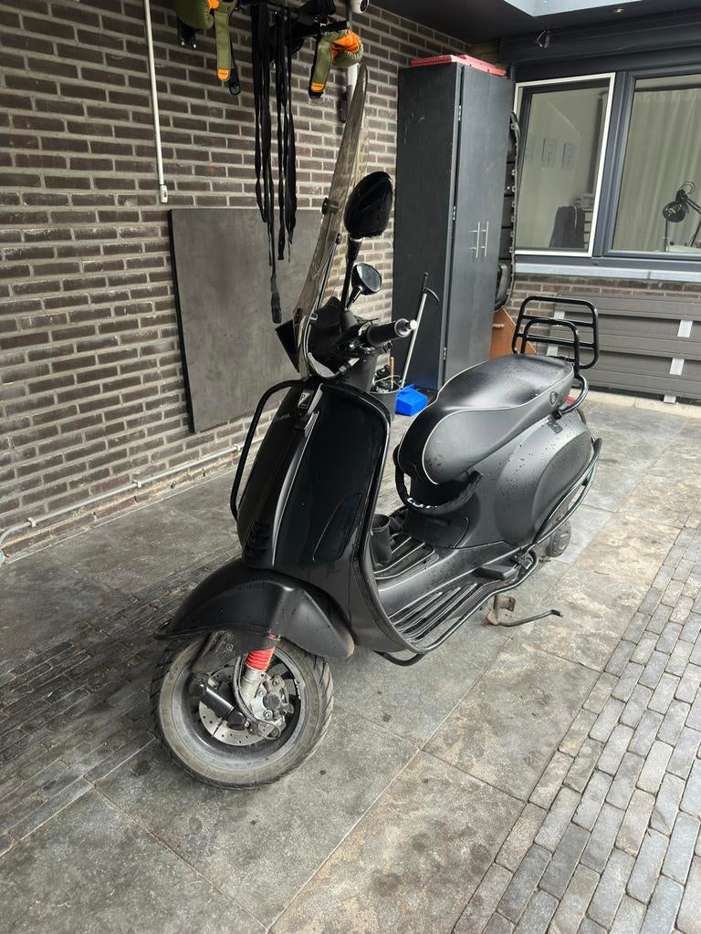 Vespa Sprint S 2024 matt zwart full option- weinig km, Fietsen en Brommers, Scooters | Vespa, Ophalen, Zo goed als nieuw, Benzine