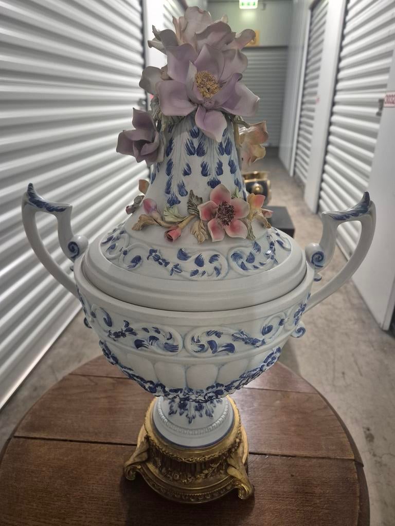 Porseleinen vaas met bloemen en deksel, Antiek en Kunst, Ophalen