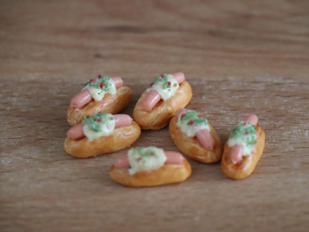 Worstenbroodjes met gesmolten kaas., Verzamelen, Poppenhuizen en Toebehoren, Ophalen of Verzenden, Nieuw, Gebruiksvoorwerp