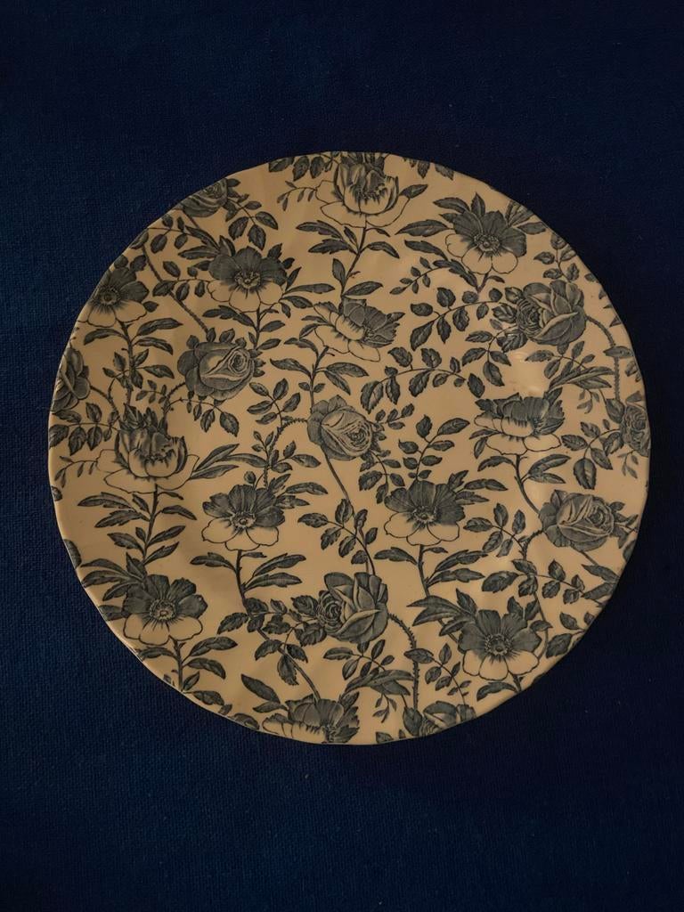 Staffordshire - Churchill bord bloemmotief - Engels servies, Ophalen, Keramiek, Zo goed als nieuw, Bord(en)