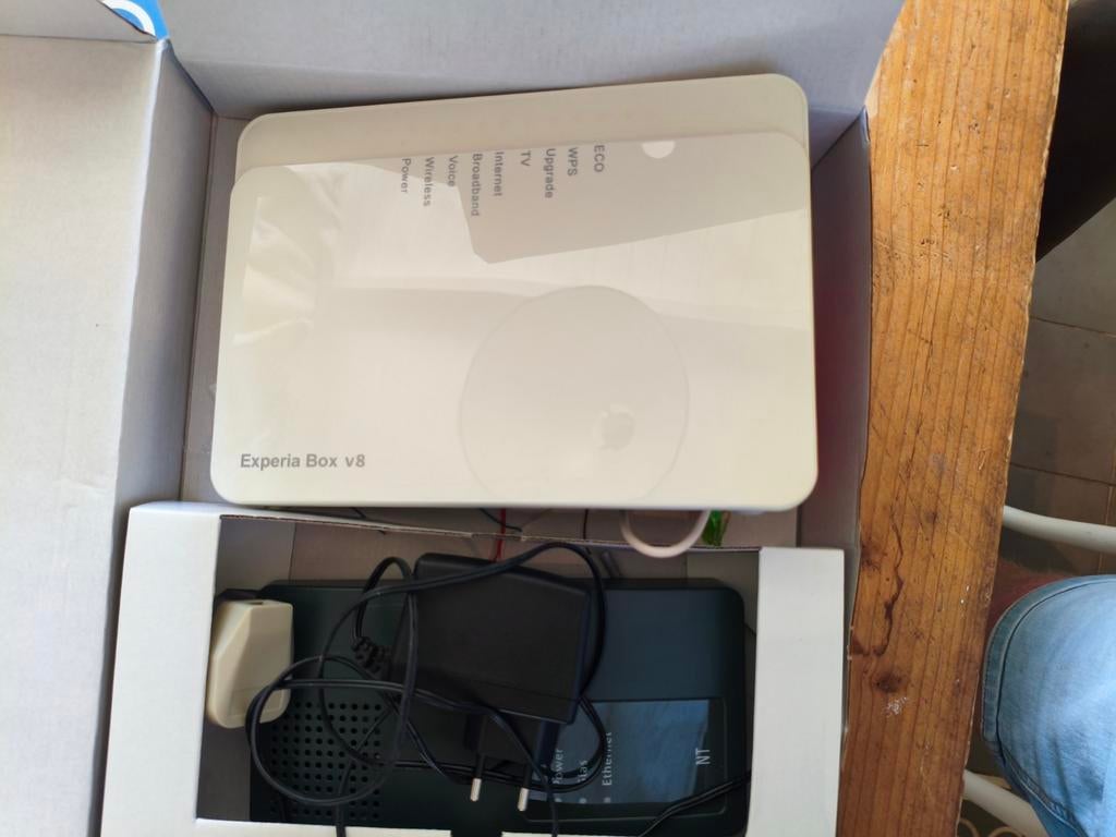KPN Experia Box v8 Router, Ophalen of Verzenden, Gebruikt, Router met modem, KPN